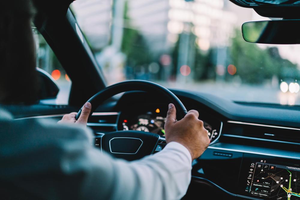Chauffeur dans son taxi
